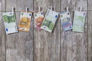 L’Euro compie 25 anni. Ripercorriamo la storia della nostra moneta unica, dal 1999 ad oggi